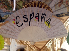 a hand-held fan with the word España written on it